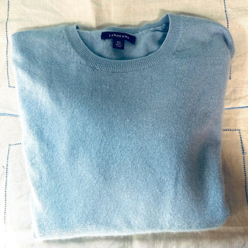 Super soft and lovely light cloud blue cashmere crew neck sweater Size M 10-12